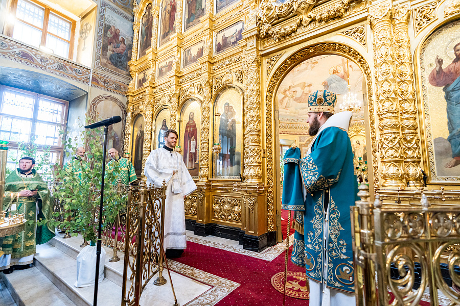 Божественная литургия и вечерня с чтением коленопреклонных молитв в Троицком кафедральном соборе Подольска
